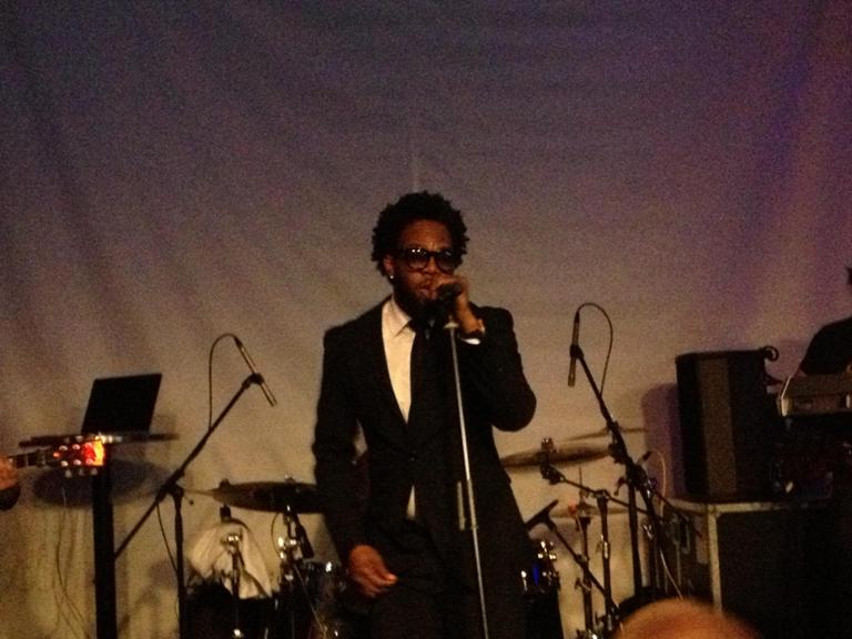 LIVE: Dwele zhudebnil milostnou předehru