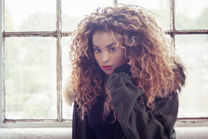 VIDEO: Uhrančivá Ella Eyre fandí anglickému rugby