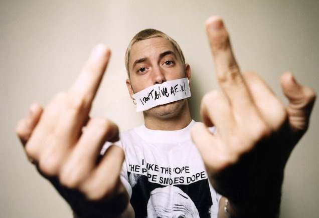 VIDEO: Eminem se vrátil ke graffiti, nadávkám a peroxidovému přelivu