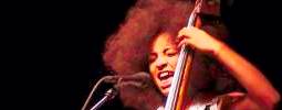 LIVE: Esperanza Spalding se s kontrabasem musela narodit