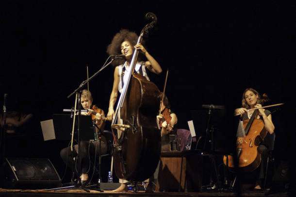 LIVE: Esperanza Spalding se s kontrabasem musela narodit