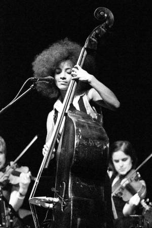 LIVE: Esperanza Spalding se s kontrabasem musela narodit
