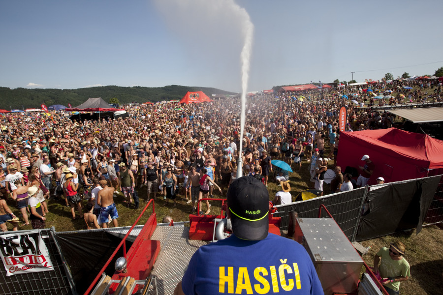 LIVE: Na Rožmberku pálilo slunce a nadávalo se na Zemana