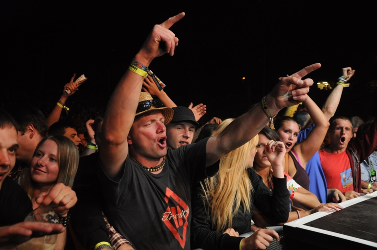 LIVE: První návštěvníky Trutnova uvítali John Mayall a Visací zámek