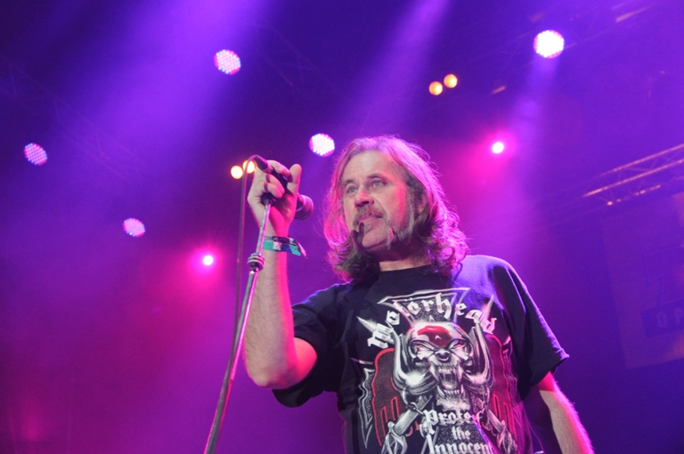 LIVE: První návštěvníky Trutnova uvítali John Mayall a Visací zámek