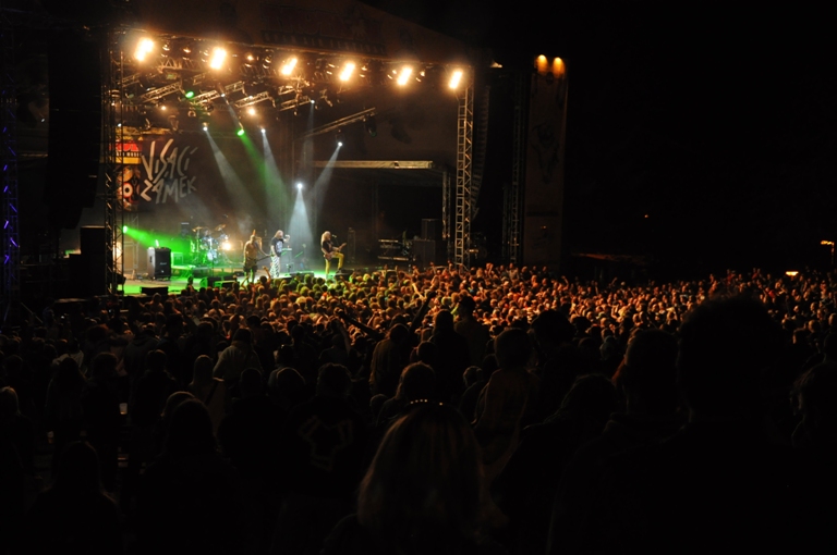 LIVE: První návštěvníky Trutnova uvítali John Mayall a Visací zámek