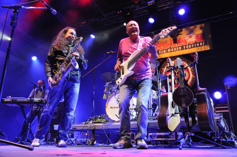 LIVE: První návštěvníky Trutnova uvítali John Mayall a Visací zámek