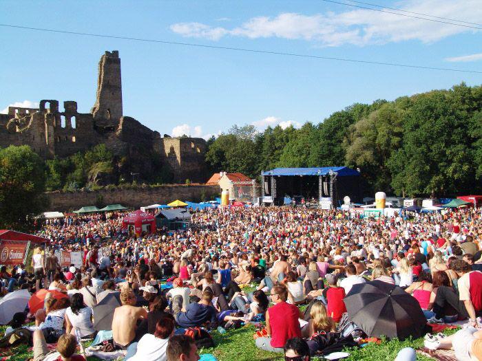 Festival Okoř láká na Chinaski, Tomáše Kluse i Divokýho Billa