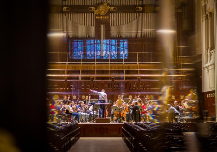 LIVE: Hitchcock Live: V Obecním domě se vraždilo za zvuku smyčců