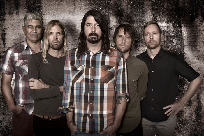 Dave Grohl se i se zlomenou nohou vrátil na pódia