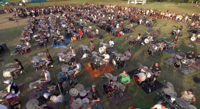 VIDEO: Itálie chce vidět Foo Fighters, dala dohromady 1 000 rockerů