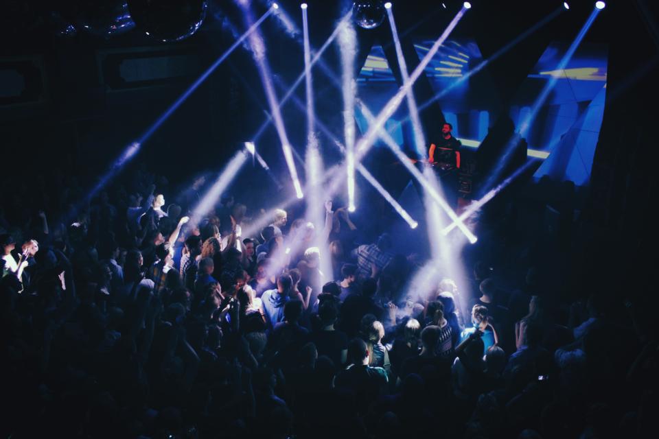 LIVE: Zpívající DJ Fritz Kalkbrenner přepnul Roxy do módu 120bpm