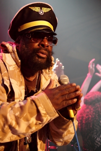 LIVE: George Clinton přivezl do Prahy nefalšovanou funkovou armádu