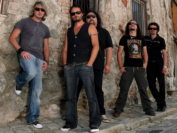 Oslavující Gladiator má pro fanoušky vzpomínkovou knihu a výběr hitů