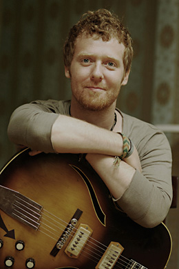 Glen Hansard zahraje sólově 30. září v pražském Divadle Archa