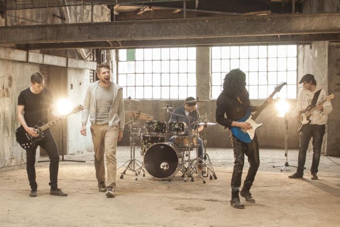 VIDEO: Hochi & East zametou s českou popovou kulturou jako tsunami