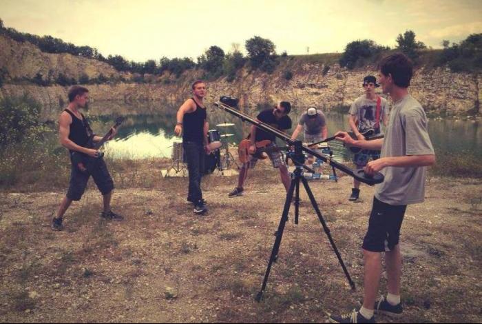 VIDEO: Irnis v novém klipu Nad Zemí vzpomínají na tragicky zesnulého kamaráda 