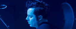 LIVE: Mikrofony se kácí, když Jack White klátí kytaru