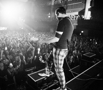 LIVE: Mikrofony se kácí, když Jack White klátí kytaru