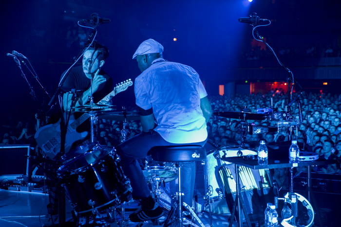LIVE: Mikrofony se kácí, když Jack White klátí kytaru