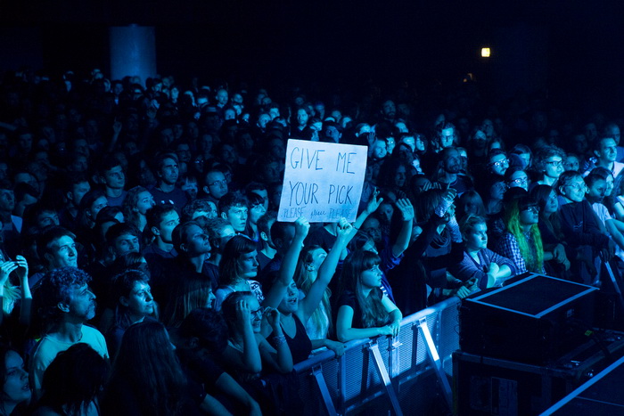 LIVE: Mikrofony se kácí, když Jack White klátí kytaru