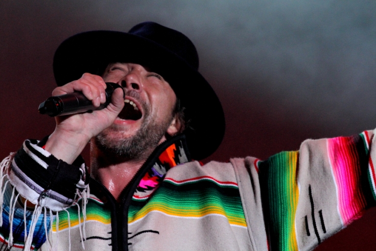 Frontmana Jamiroquai obtěžovala posedlá fanynka, dostala zákaz přiblížení