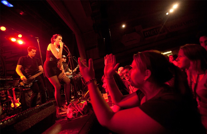 LIVE: Jarní Sázavafest nabídl roztancovaný večer v režii Sto zvířat