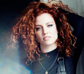 HITPARÁDY (9.): Česká hudba v rádiích posiluje. Jess Glynne je nejúspěšnější Britka historie