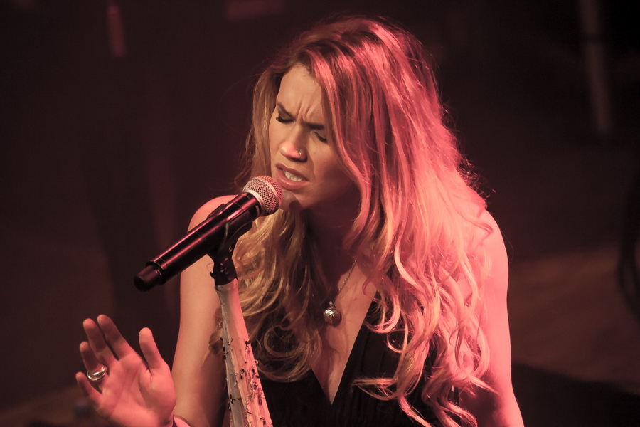 LIVE: Joss Stone v Praze házela růžemi a učila se česká slovíčka