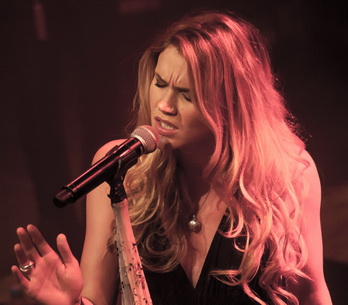 LIVE: Joss Stone v Praze házela růžemi a učila se česká slovíčka