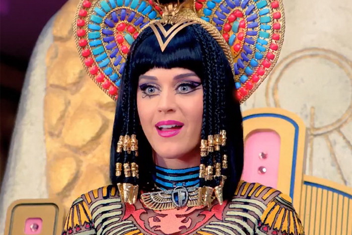 VIDEO: Katy Perry láká vystoupením ze Super Bowlu na pražský koncert