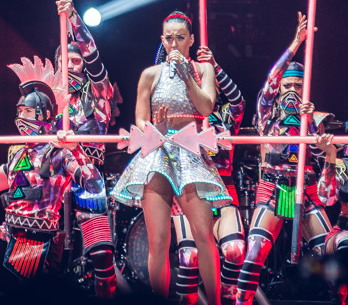LIVE: Katy Perry v Praze: balónky, švihadla, rachejtle. Ale co hudba?