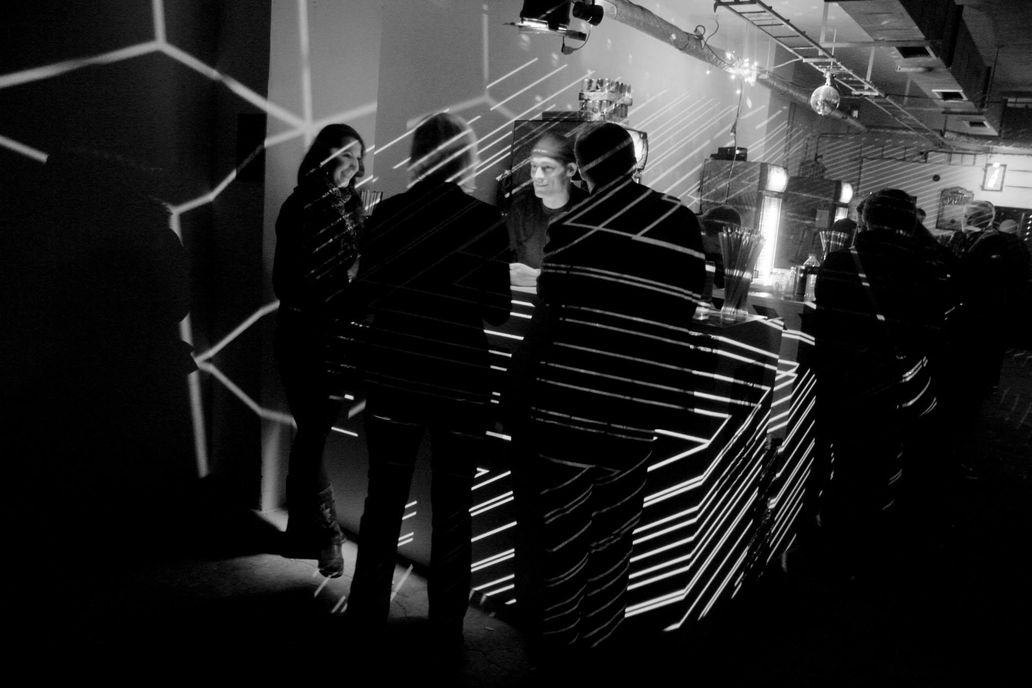 Warenhouse party Kom!ks opět spojí elektronickou hudbu s vizuálním uměním