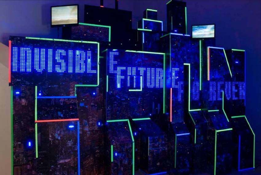 Warenhouse party Kom!ks opět spojí elektronickou hudbu s vizuálním uměním