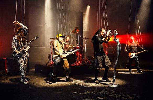 VIDEO: Korn jako loutky ovládané zfetovaným dirigentem