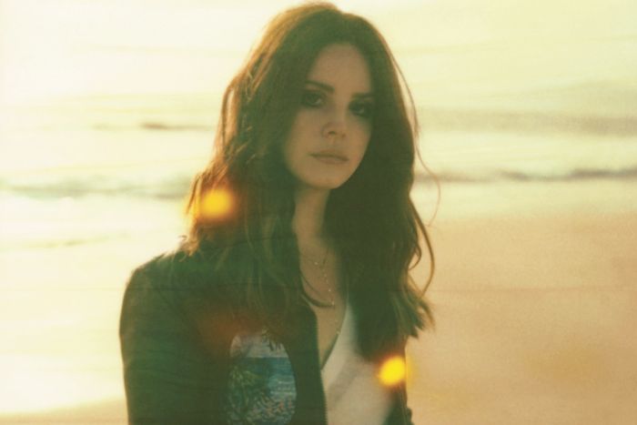 AUDIO: Lana Del Rey zve na líbánky v další snové baladě