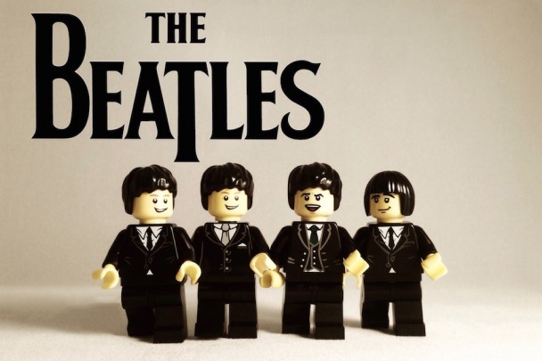 Křivák, kytary a styl. Green Day, Muse i Beatles jako Lego panáčci