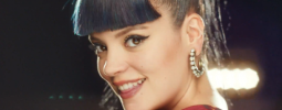 VIDEO: Lily Allen nepotřebuje kroutit zadkem, má přece mozek