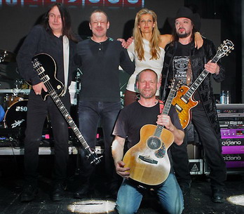 LIVE: Oheň bude svítit, Lucie (opět) hází zapálený sirky do trávy