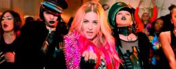 VIDEO: Na Madonnu plazí jazyk Miley Cyrus, jinak je vše při starém