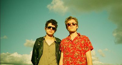 White Lies si na březnový koncert v Čechách pozvali americké posily