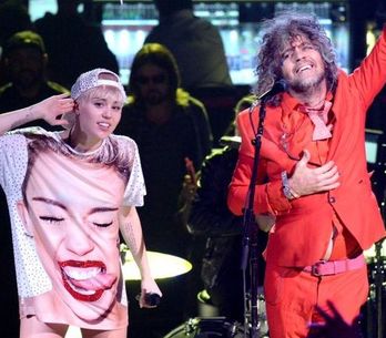 POST SCRIPTUM (9): Miley Cyrus definitivně pohřbila Hannah Montanu