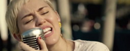 VIDEO: Miley Cyrus si notuje s Joan Jett