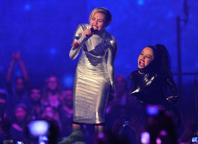 VIDEO: Miley Cyrus svůj ztracený vkus stále nenašla