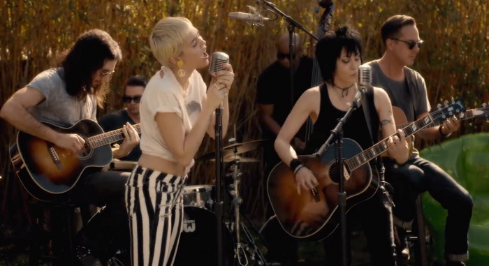 VIDEO: Miley Cyrus si notuje s Joan Jett