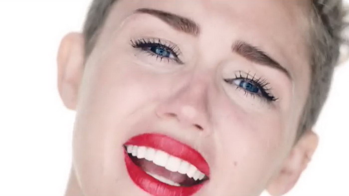 VIDEO: Stavařka Miley Cyrus ukazuje místo nahého těla slzy