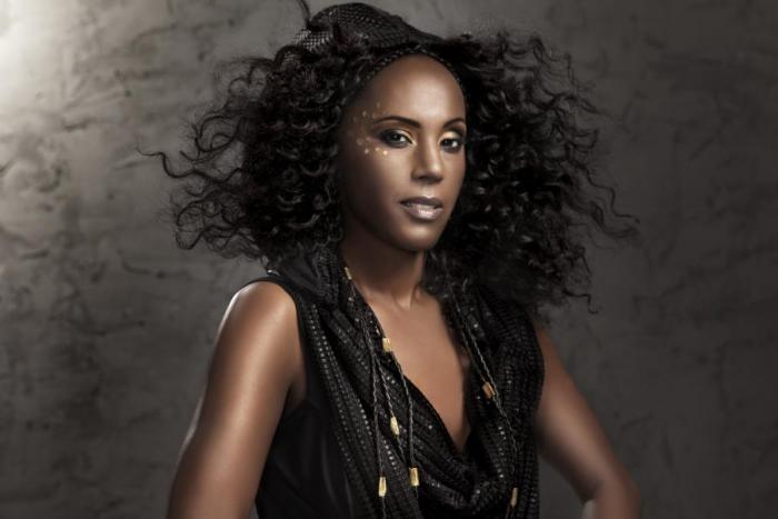 To tu ještě nebylo: Etiopský funk od krásné Holanďanky Minyeshu 