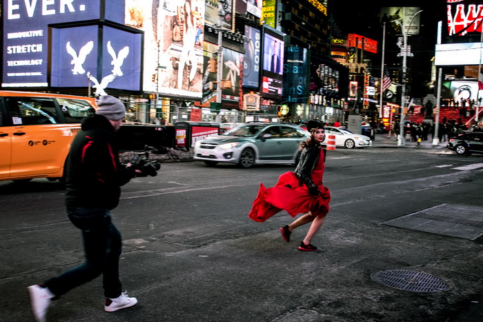 VIDEO: Monika Bagárová prchá před zákonem ulicemi New Yorku