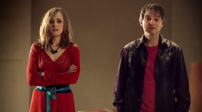 VIDEO: Bába Monkey Business chlastá drobky