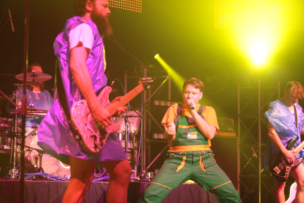 LIVE: Monkey Business v Lucerně - Joan Baez, Dusilenka a punk